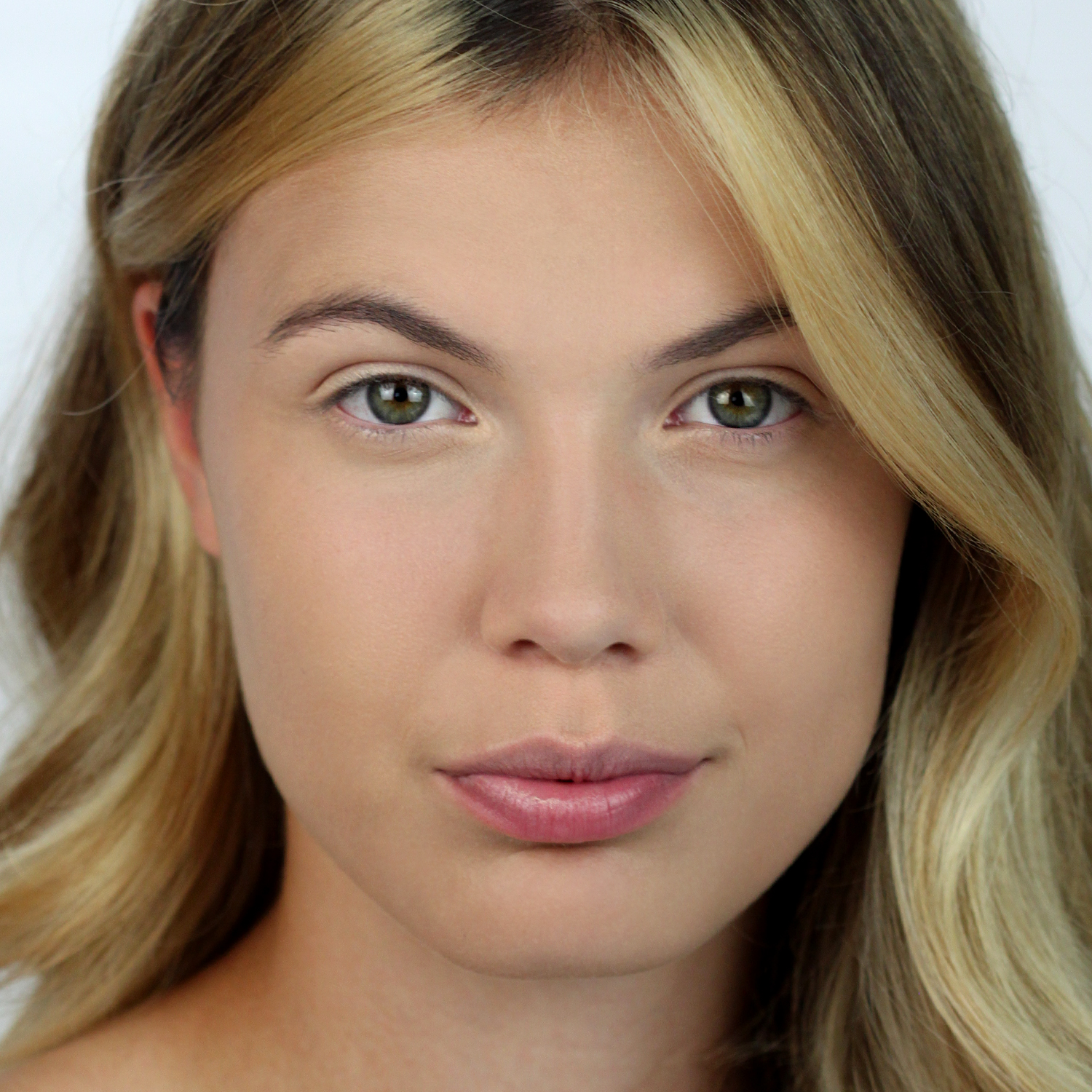 MOYRA GenZ Ace of Base Colour adapting foundation pielāgojoša bāze, 25 ml
