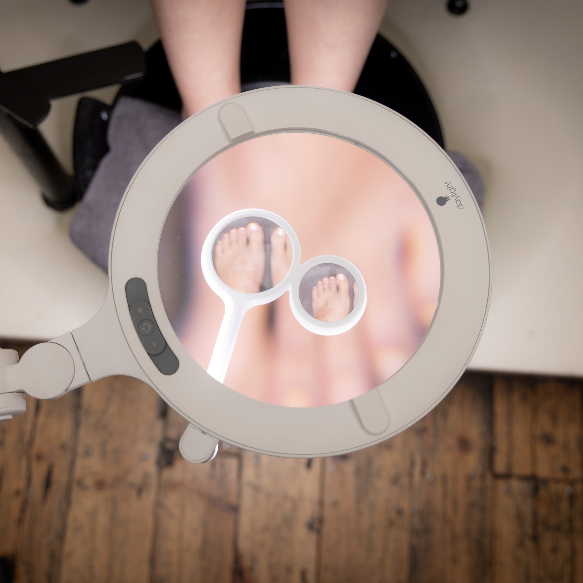 Светодиодная лампа с увеличительным стеклом Daylight iQ Pro™ [E25105]