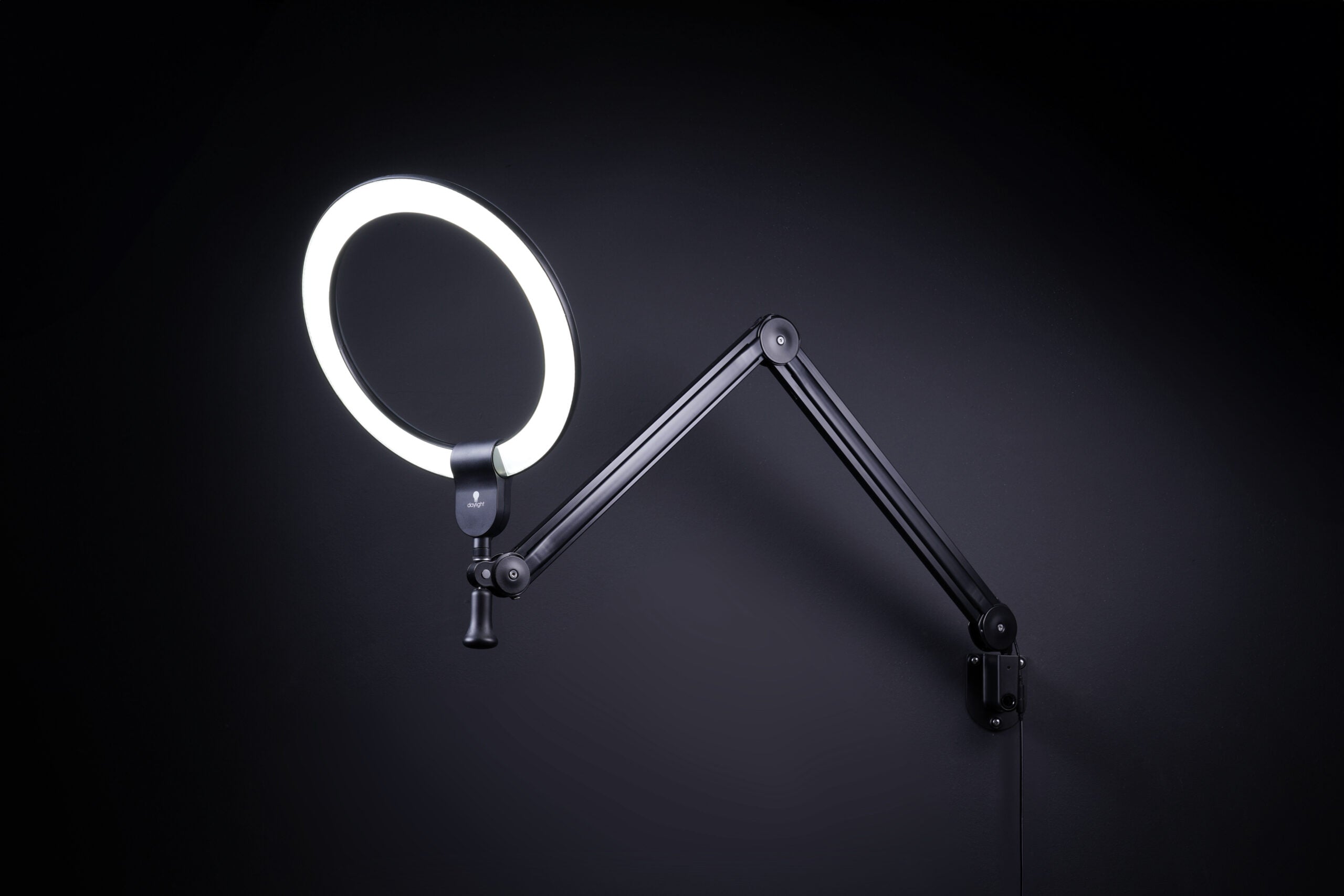 Daylight LED ring lamp with wall or table mount [Aura On Arm]