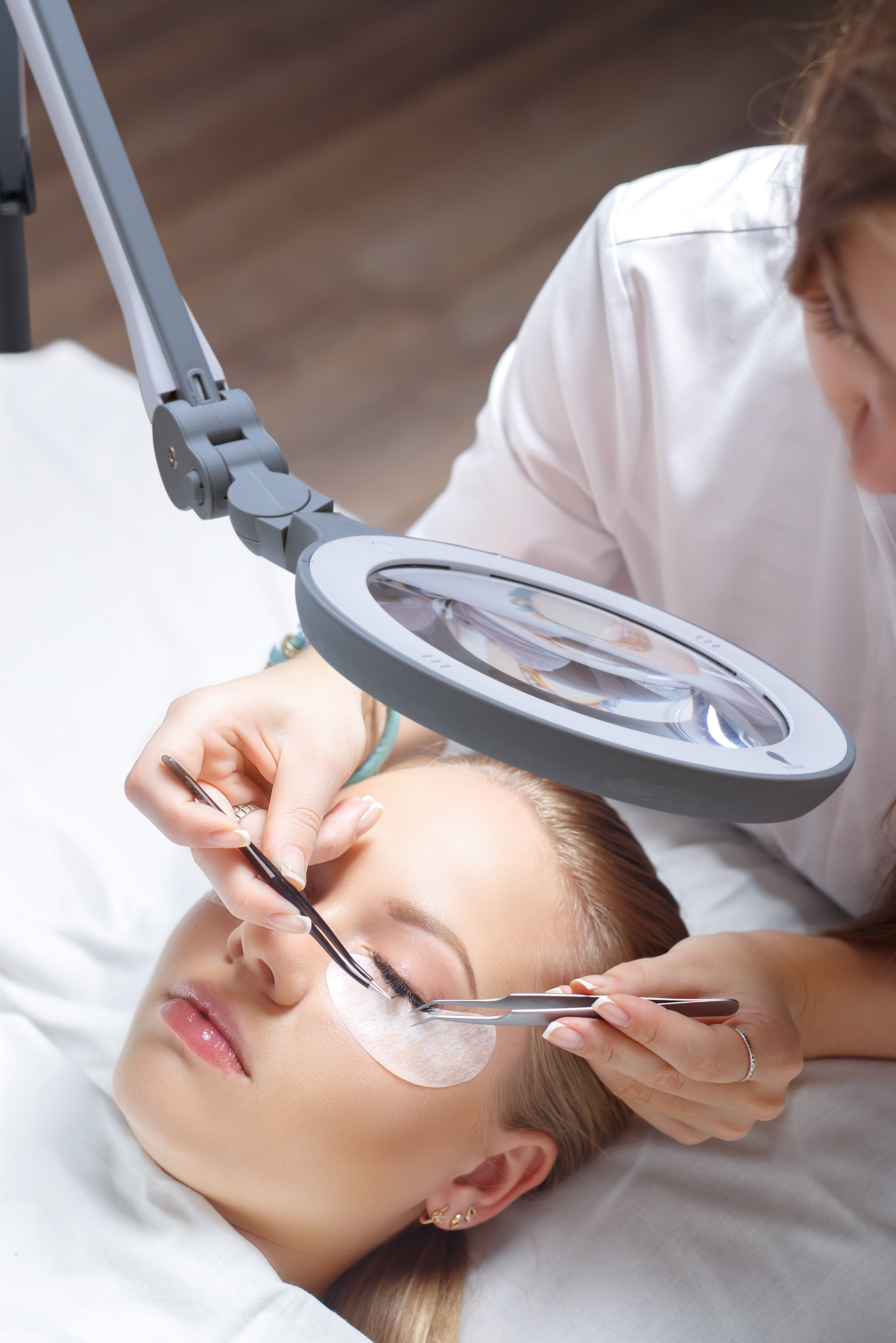 Daylight table and floor LED lamp - with 2 magnifiers [iQ Magnifier]