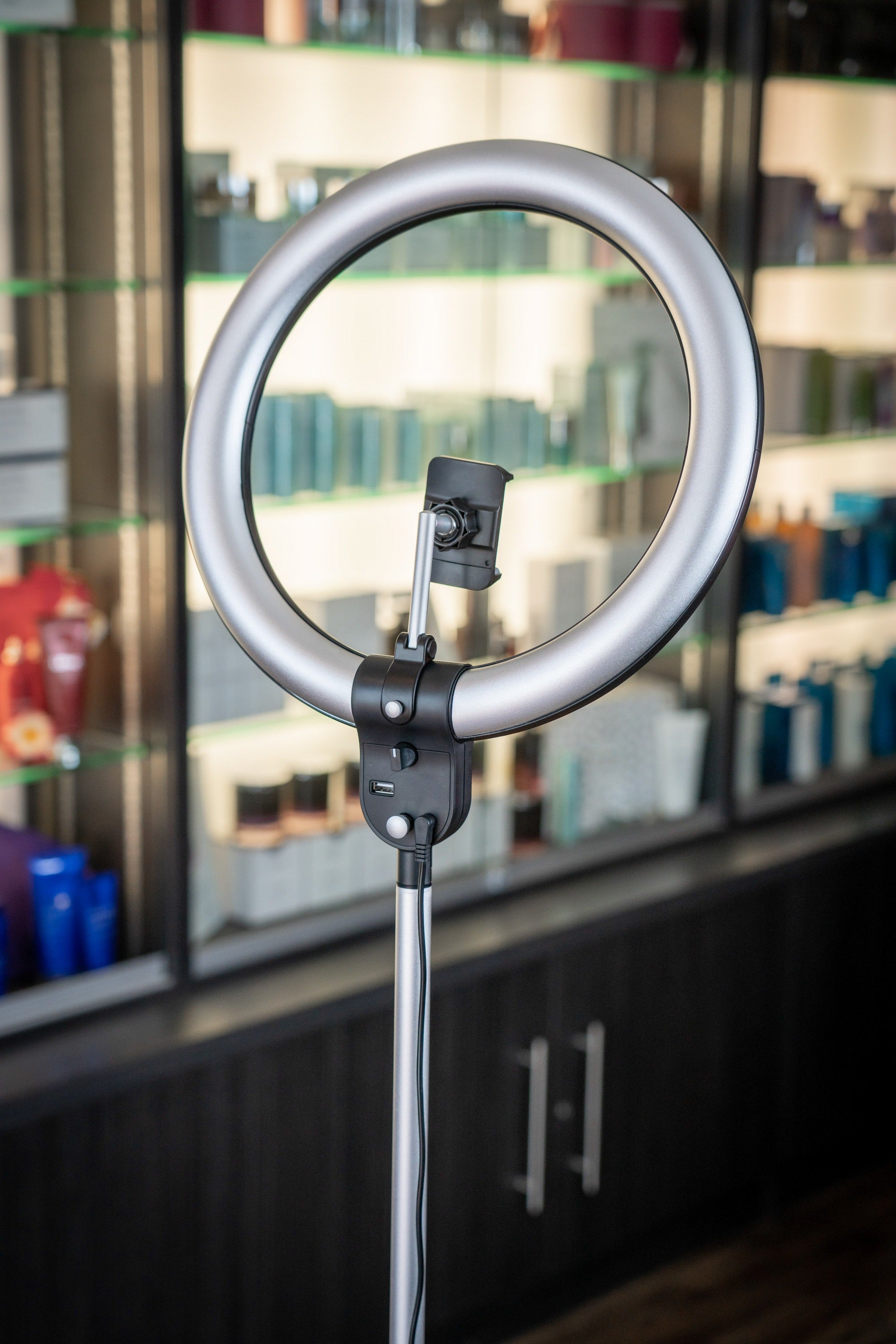 Светодиодная лампа дневного света - кольцевой напольный светильник для профессионалов [Aura Ring]