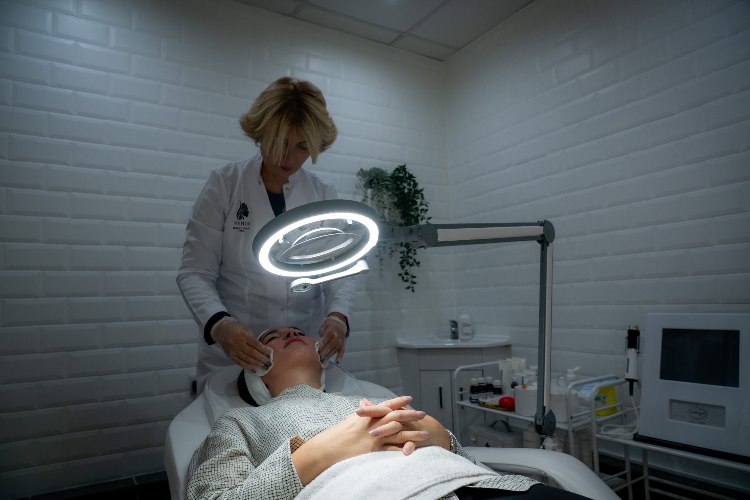 Daylight table and floor LED lamp - with 2 magnifiers [iQ Magnifier]