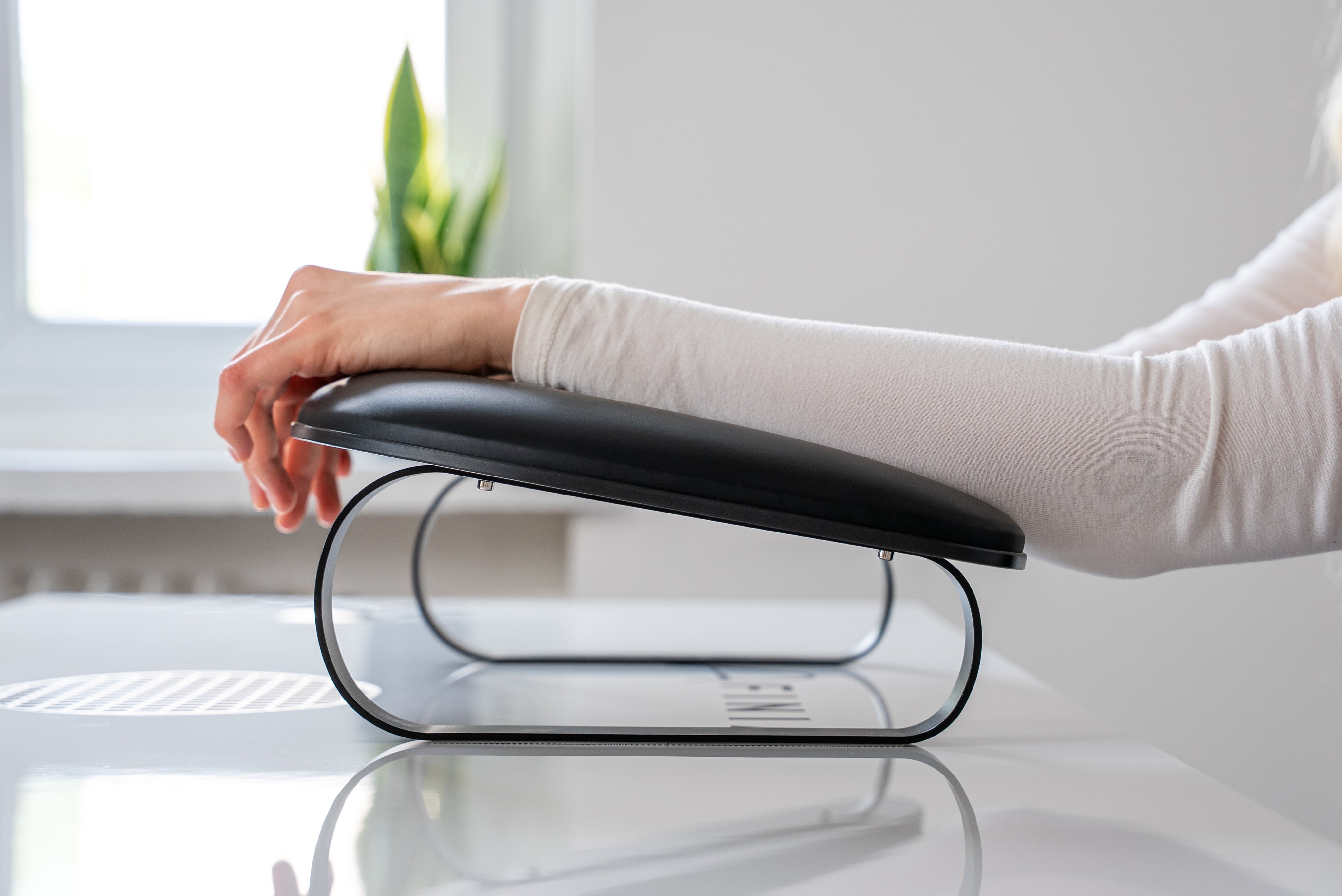 Afinia Käetugi Luna must