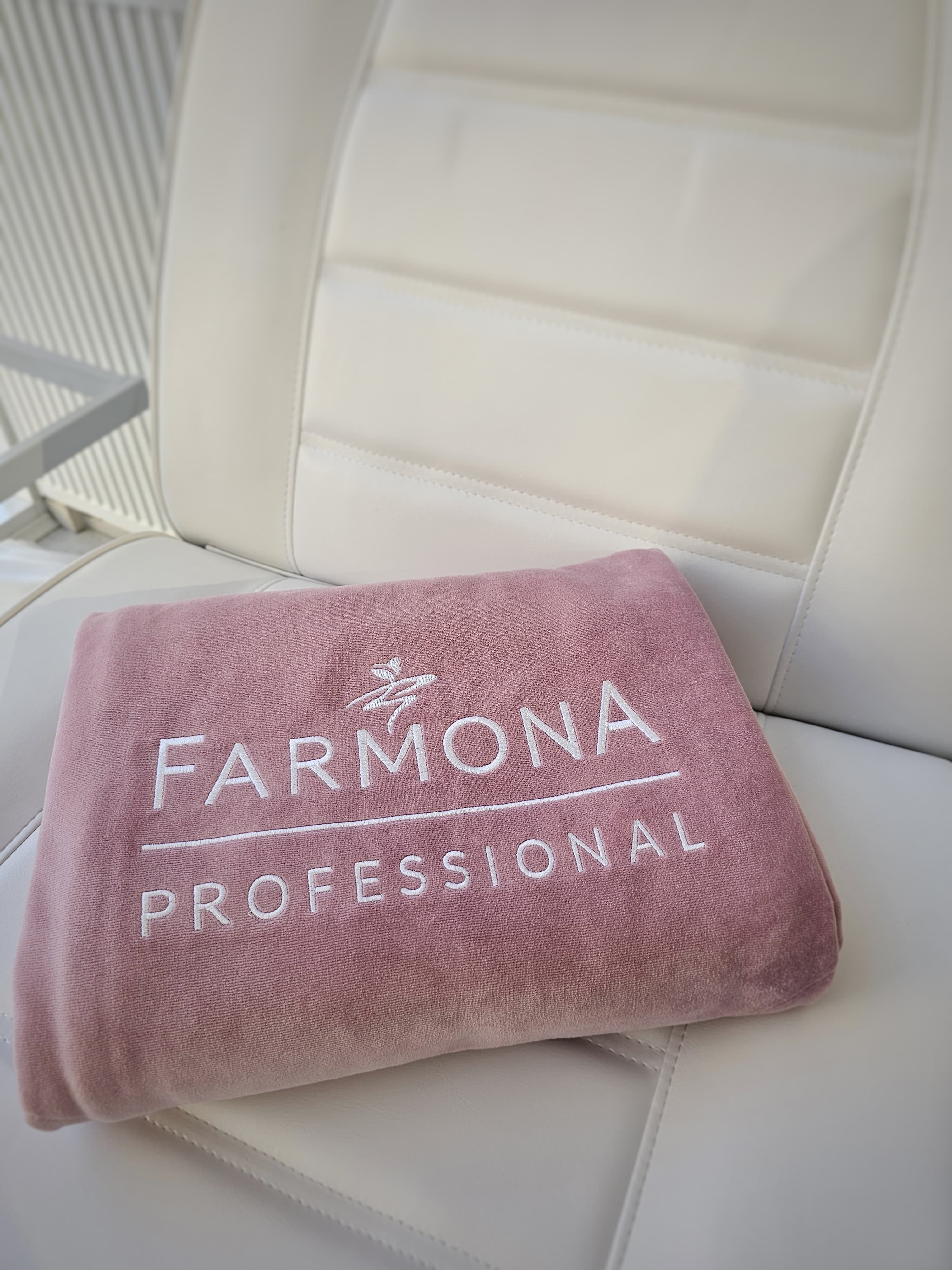 Farmona pleed, roosa