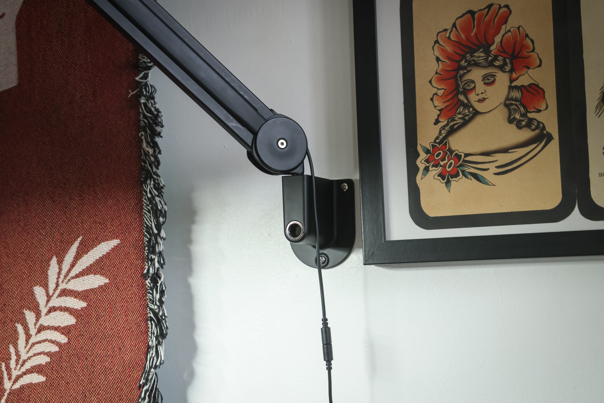 Daylight LED ring lamp with wall or table mount [Aura On Arm]