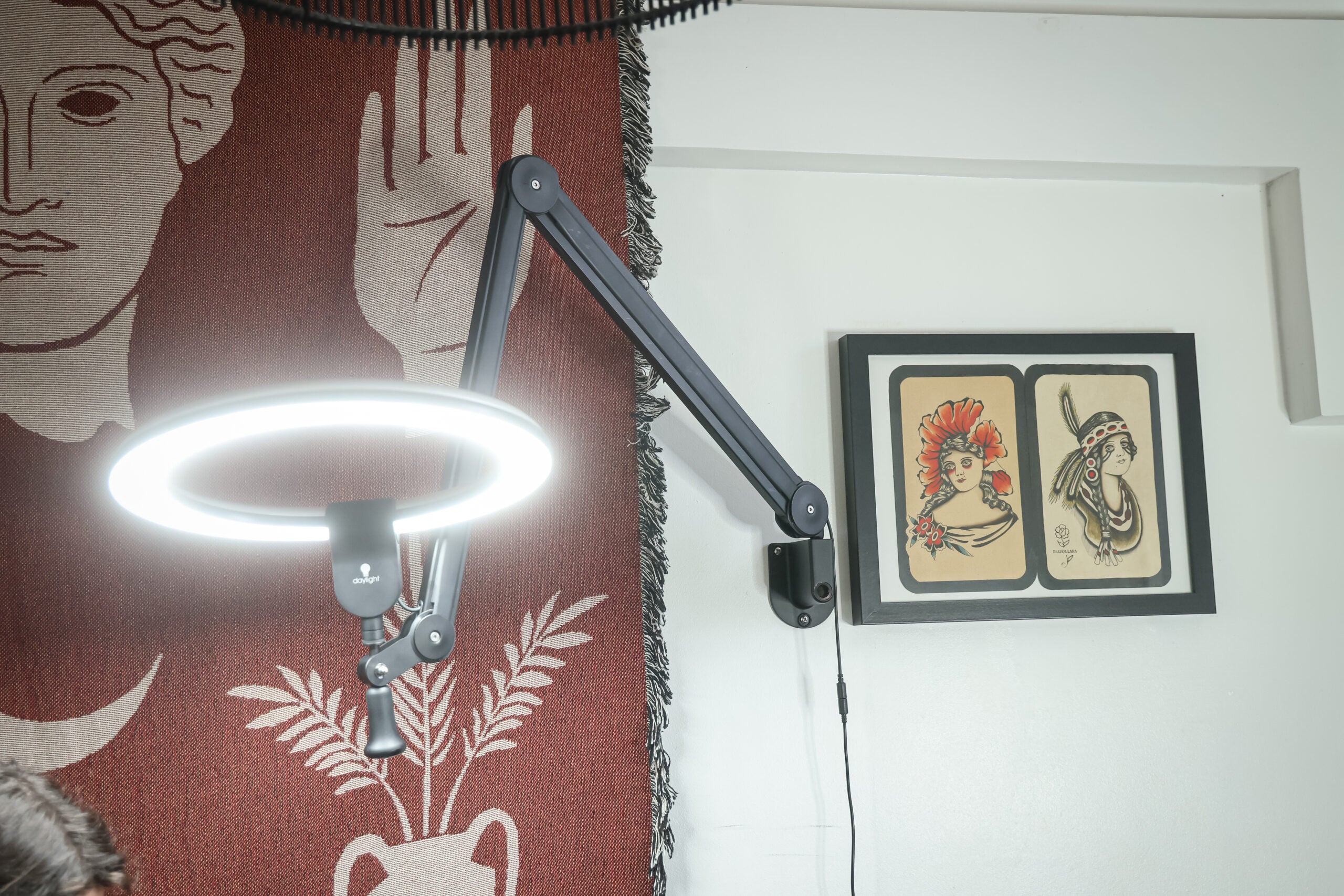 Daylight LED ring lamp with wall or table mount [Aura On Arm]