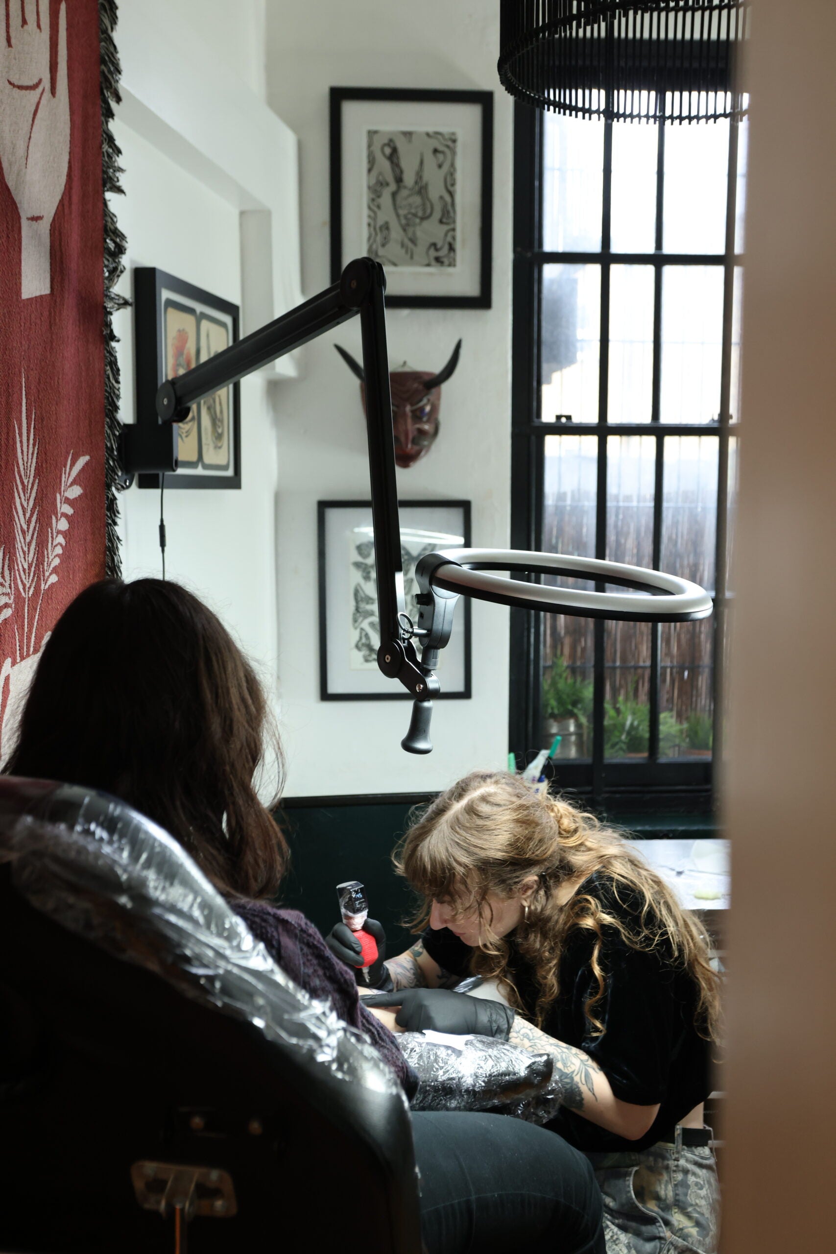 Daylight LED ring lamp with wall or table mount [Aura On Arm]