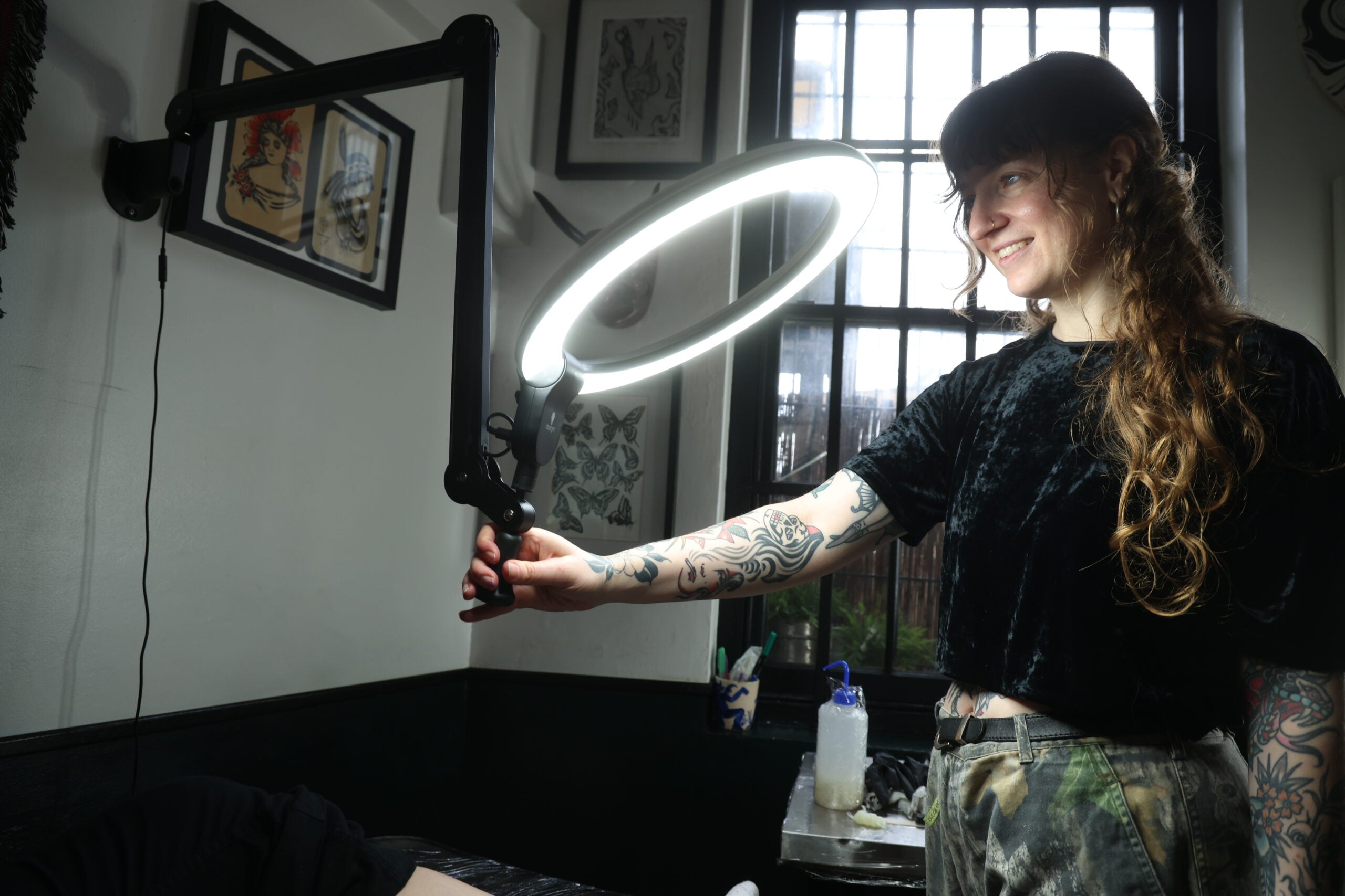 Daylight LED ring lamp with wall or table mount [Aura On Arm]