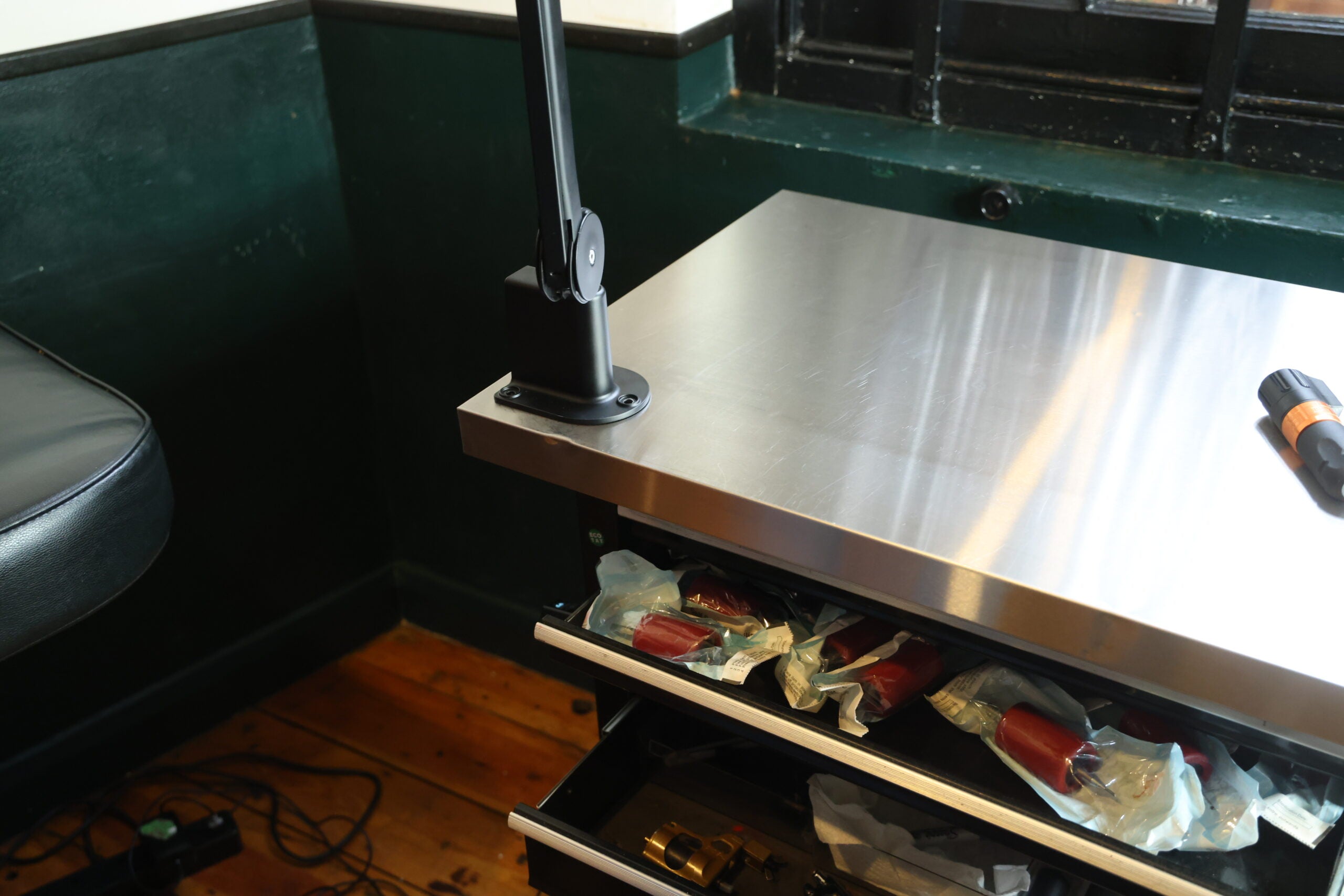 Daylight LED ring lamp with wall or table mount [Aura On Arm]